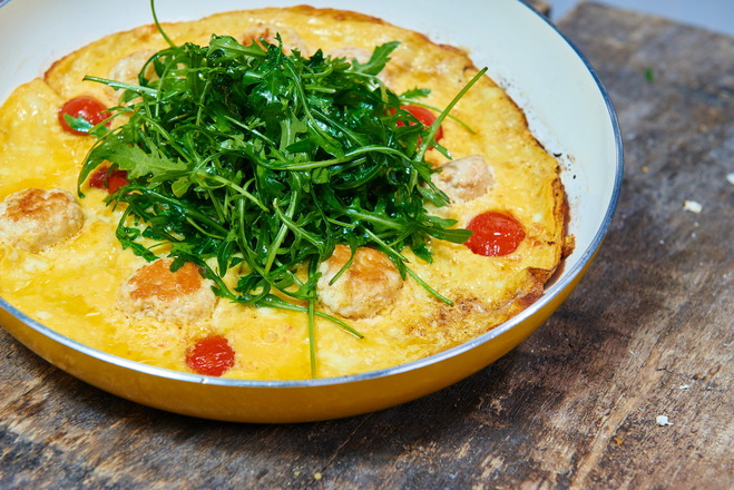 омлет с рукколой и фрикадельками