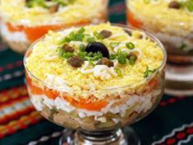 Салат с печенью, морковью, луком и огурцом Салат с печенью, морковью, луком и огурцом