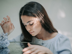 девушка с цветами