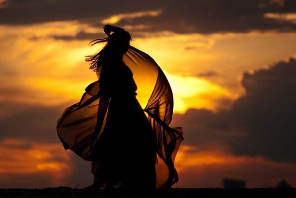 Завораживающая магия танца на закате. Красивые фото