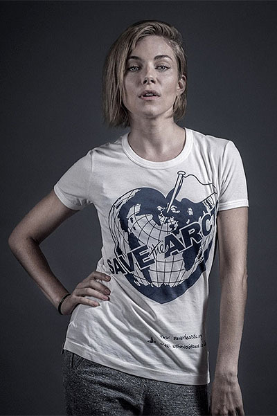 Кейт Мосс, Х'ю Грант та інші зірки приєдналися до благодійного fashion-проекту Вів'єн Вествуд