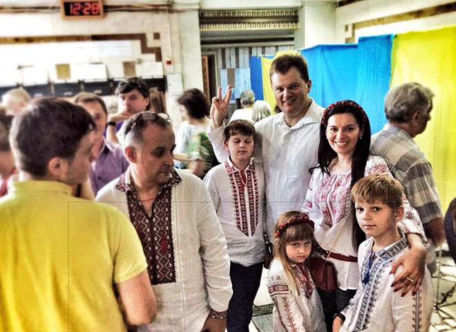 Украинцы в вышиванках на выборах