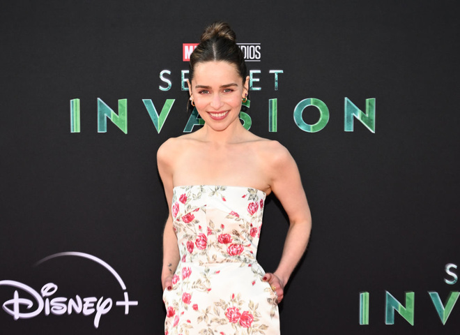 Зірка «Гри престолів» Емілія Кларк показала, як проводить відпустку разом із друзями в Італії