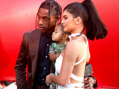 Кайлі Дженнер і Тревіс Скотт з дочкою Стормі на червоній доріжці