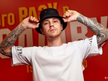 Артем Пивоваров на премьере фильма "Однажды в... Голливуде"