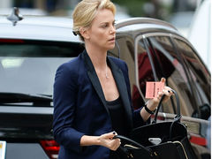 Кэжуал-шик: уличный стиль Шарлиз Терон