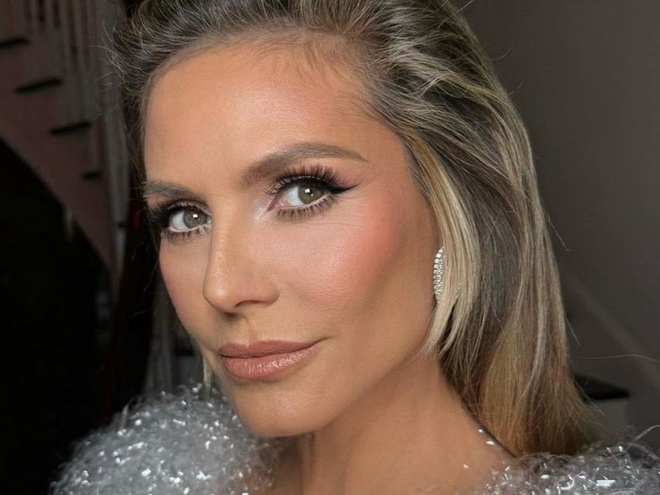 Гайді Клум показала, як топлес розслаблюється в компанії собак