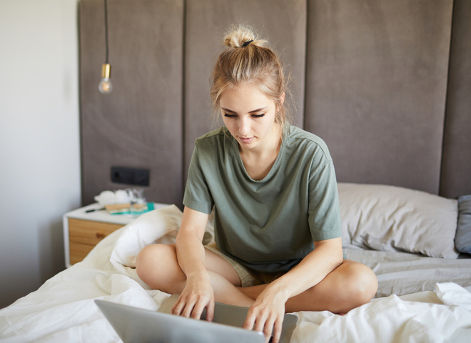 Психологи против: почему ты не должна работать в кровати, когда работаешь из дому