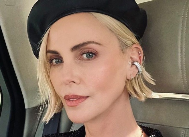 Шарліз Терон захопила публіку перловою півпрозорою сукнею на голі груди