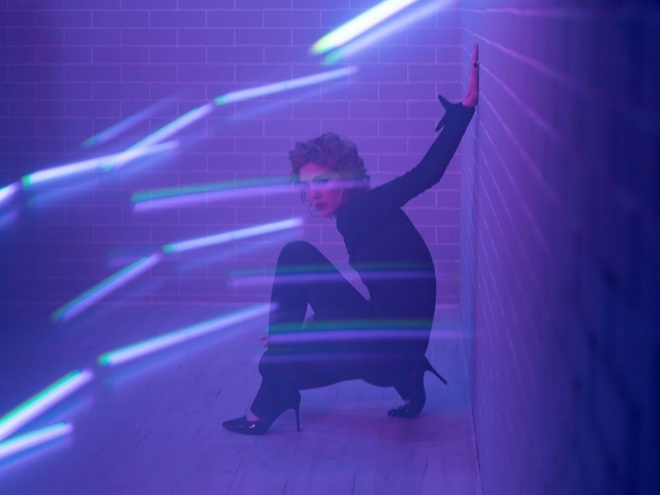 Janeuary показала неон-нуарний кліп на «Something else and wine», навіяний лондонськими студійними сесіями