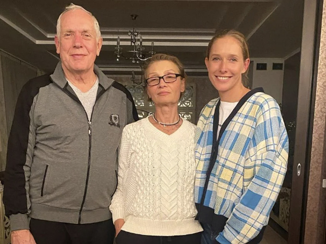 Осадча показала фото із весілля своїх батьків