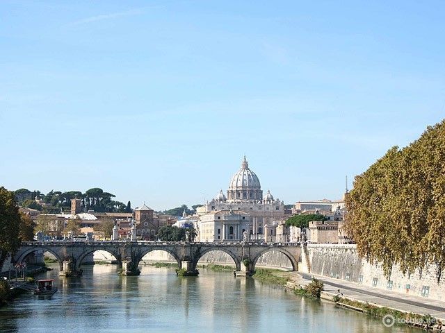 Достопримечательности Рима: набережная Тибра с видом на Ватикан