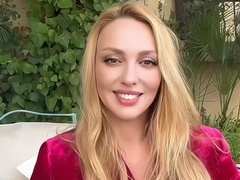 «Вже 12 років ми разом»: Полякова показала поцілунок із своїм менеджером