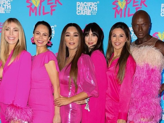 Ексдружина Віталія Кличка у рожевій сукні засвітилася на презентації книги про «Супермілфу»