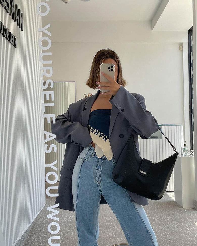 С чем носить джинсы весной 2021: блейзер с мужского плеча