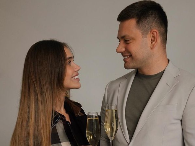 Блогерка Саша Бо оголосила про третю вагітність