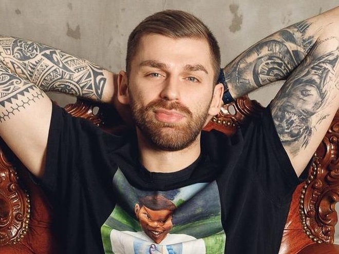 Андрій Рибак із «Холостячки» розсмішив фанів архівним фото зі шкільного альбому