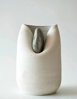 Вазы, деформированные камнями