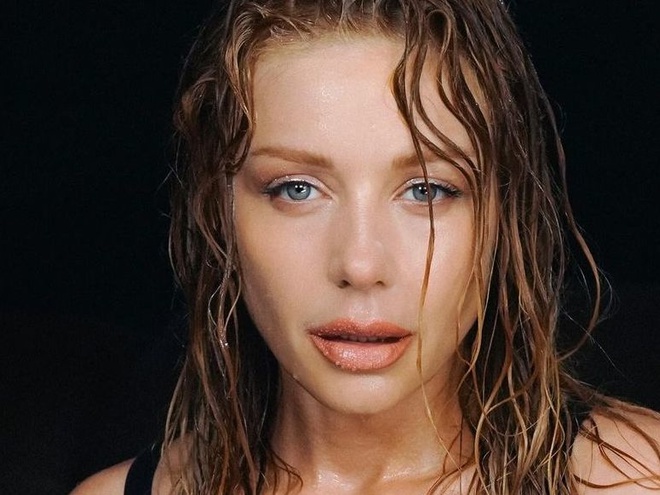 Тіна Кароль потішила підписників світлинами на дивані з піднятими ногами