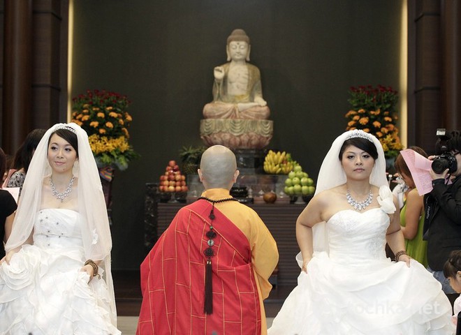 Лесбийская свадьба в буддистском храме