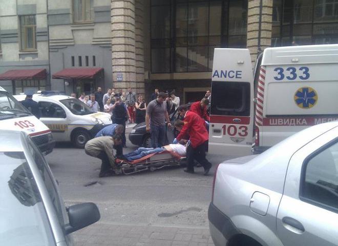 У Києві обстріляли автомобіль: двоє поранених