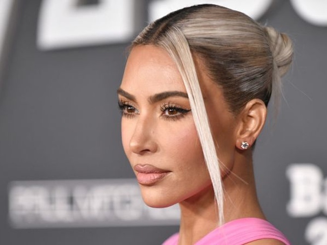 Кім Кардаш'ян подала до суду на сталкера, який надіслав їй каблучку з діамантом