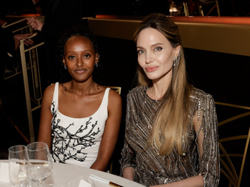 Ні слова про батька: дочка Джолі і Пітта виступила з промовою про своє виховання