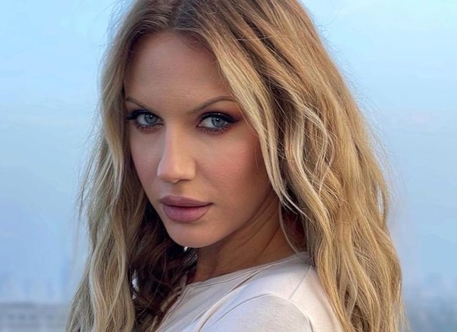 "Куди чоловіки дивляться": Нікітюк уразила публіку образами з декольте й розрізом