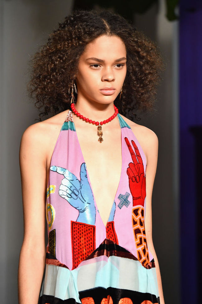 Вечірні зачіски 2017: дрібно накручене волосся