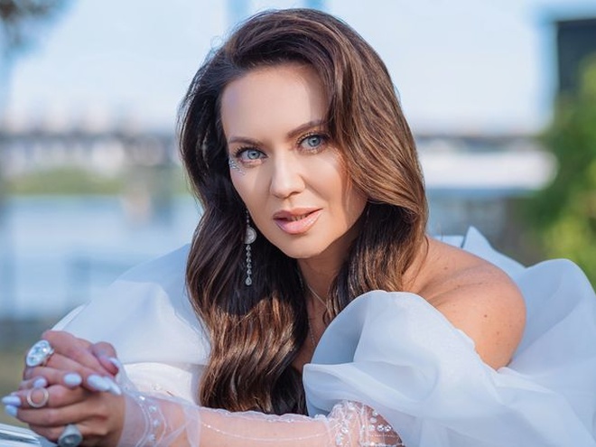 Саліванчук в честь 41-річчя влаштувала фотосесію в корсетній сукні з ретроавтомобілем