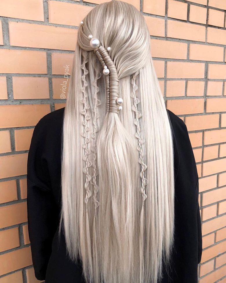 Распущенные волосы — прическа на Новый год 2021