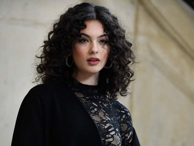 18-річна донька Моніки Беллуччі з'явилася на обкладинці глянцю у мереживній білизні