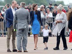 Кейт Миддлтон в платье Stella McCartney и блейзере Smythe