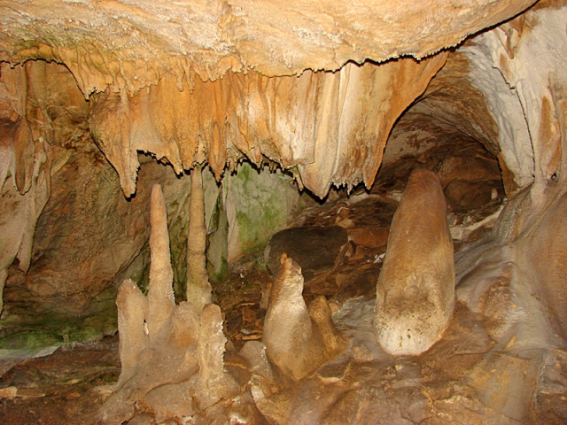 Каменные пещеры фото
