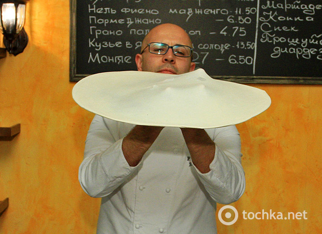 Шоу по приготовлению акробатической пиццы в ресторане La Forchetta, часть 1