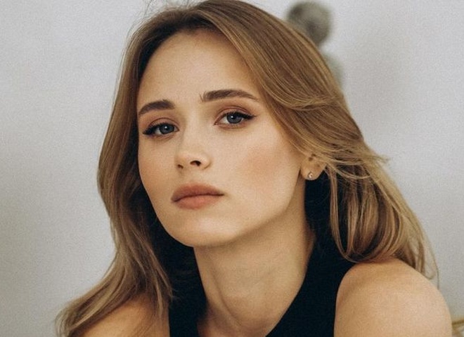 Анна Кошмал влаштувала відверту фотосесію у чорному купальнику