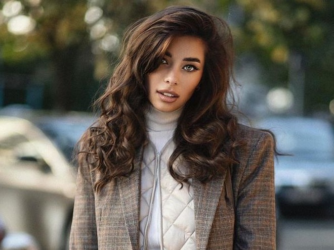 «Міс Україна Всесвіт-2021» Анна Неплях у вишиванці похвалилася відпочинком у Петриківці