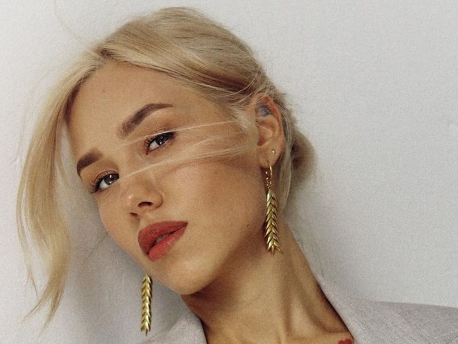 "Я – мітинг, ти – провокація": Квіткова влаштувала гарячий босий фотосет