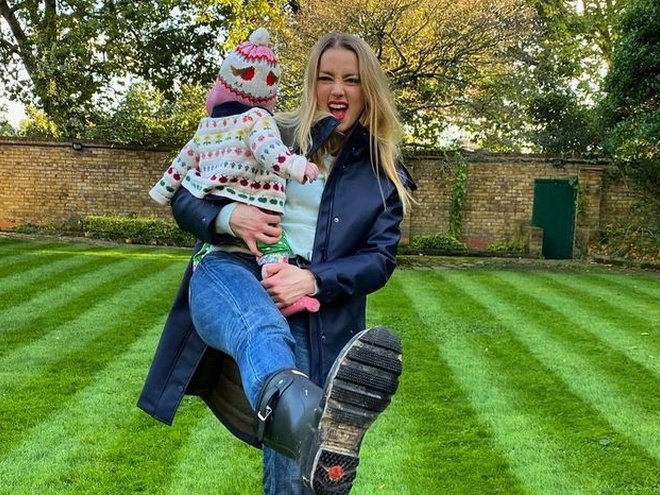 Колишня Деппа Ембер Герд показала, як годувала дочку між зйомками в «Аквамені-2»