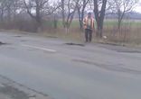 На Закарпатті дороги латают землёй из леса