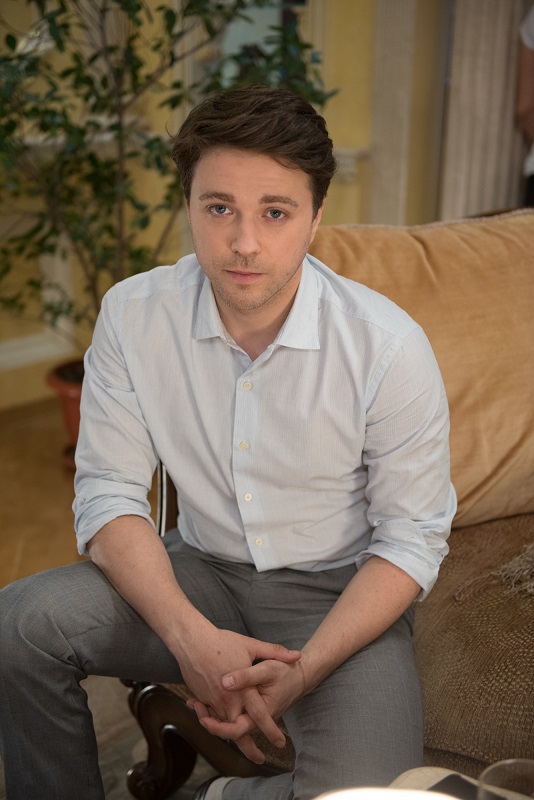 Дівчина з персиками