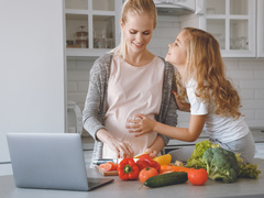 Крім алкоголю: які продукти можна їсти вагітним