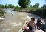 Учит детей рыбачить на лодке
