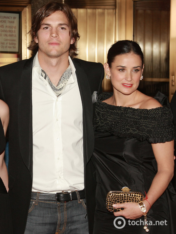 Красная нитка на руке у звезд