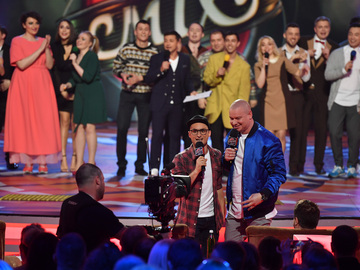 "Лига смеха": Юрий Горбунов поцеловал во время выступления участницу своей команды