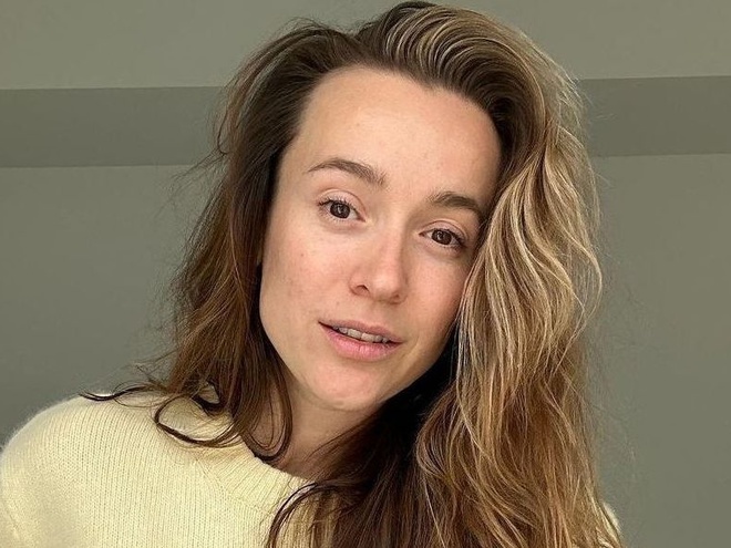 Дружина Бєднякова показала вправи з гантелями в компанії маленького сина