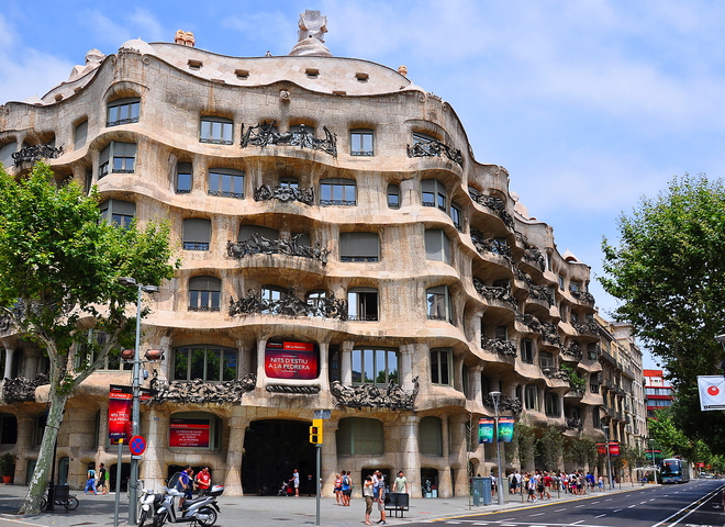 Дом Ла Педрера: что стоит посмотреть в Барселоне