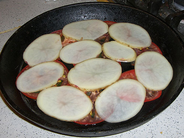 Жареный сулугуни с картофелем и помидорами