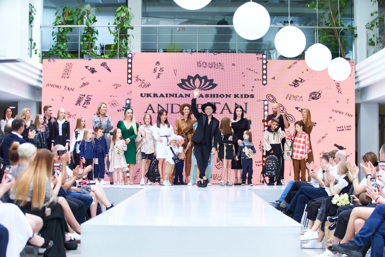 Показ коллекции YES by Andre TAN