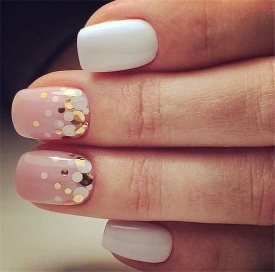 Маникюр с крупными блестками